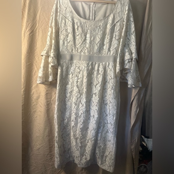 Elegant White Lace Dress - Picture 6 of 6